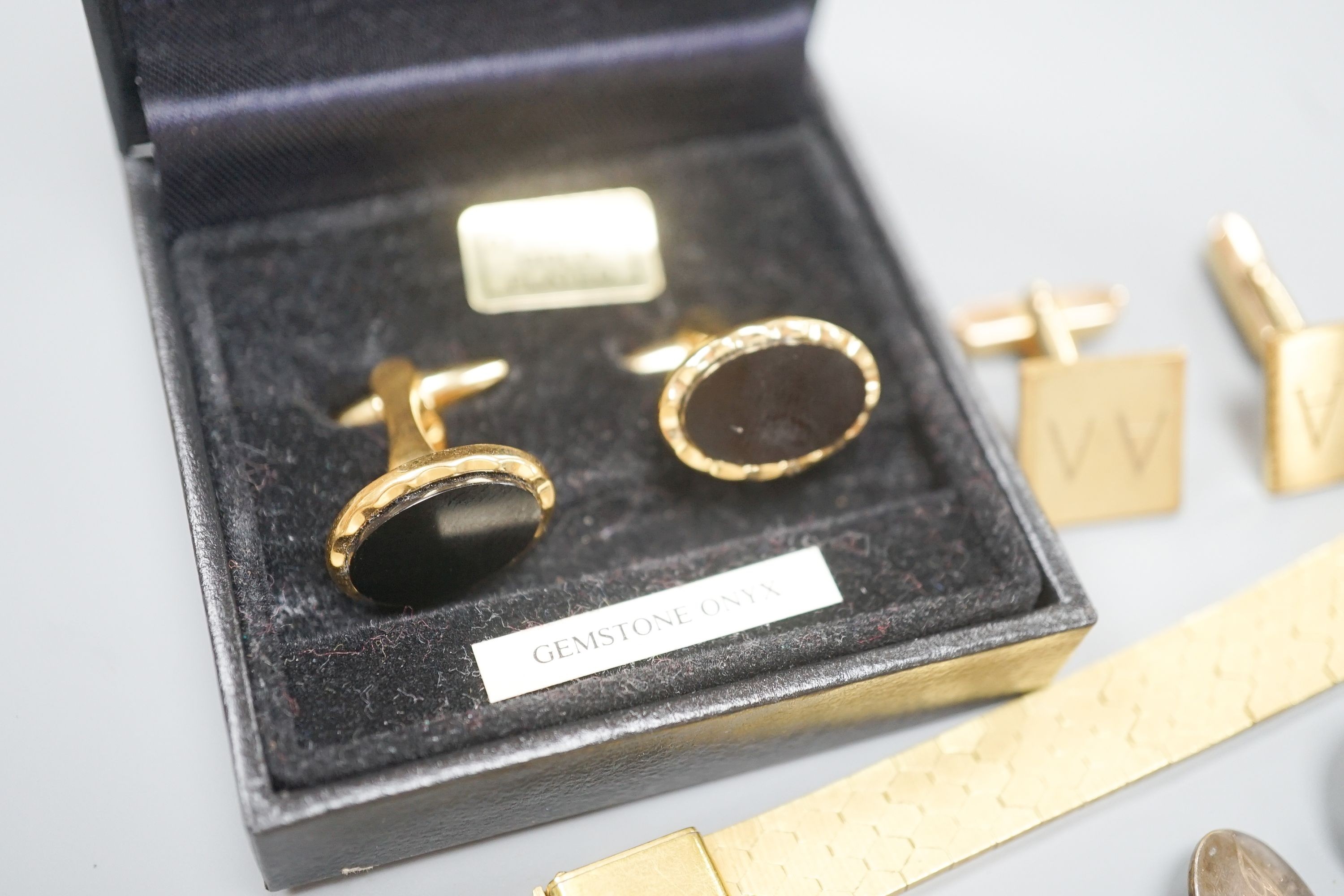 Sundry jewellery including a pair of silver cufflinks etc.